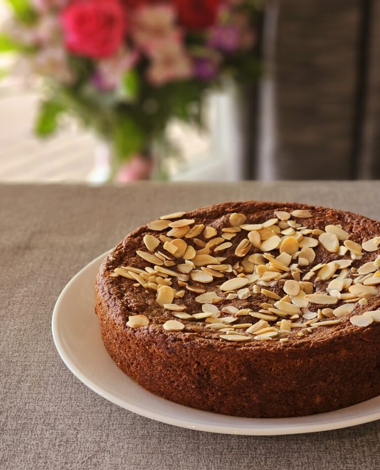 Low-fat Date and Almond Cake