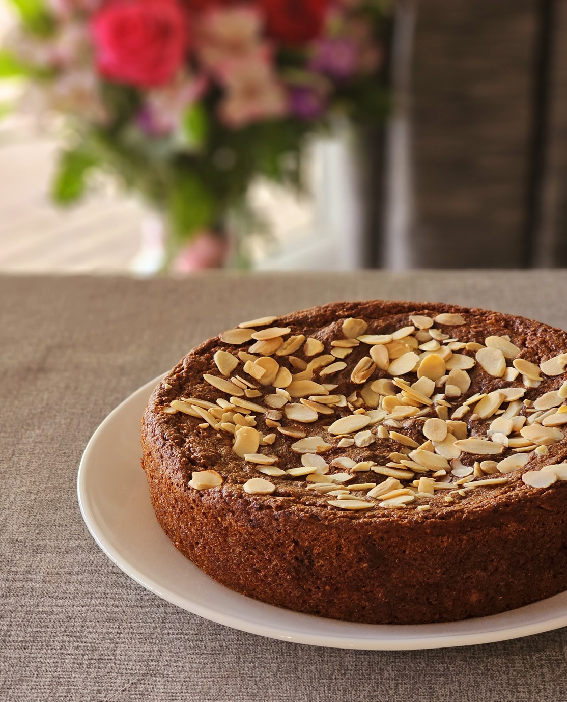 Low-fat Date and Almond Cake